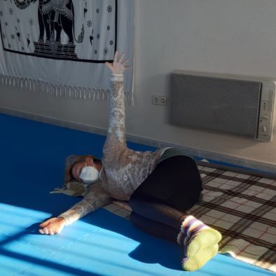 Yoga y Vida persona realizando estiramiento
