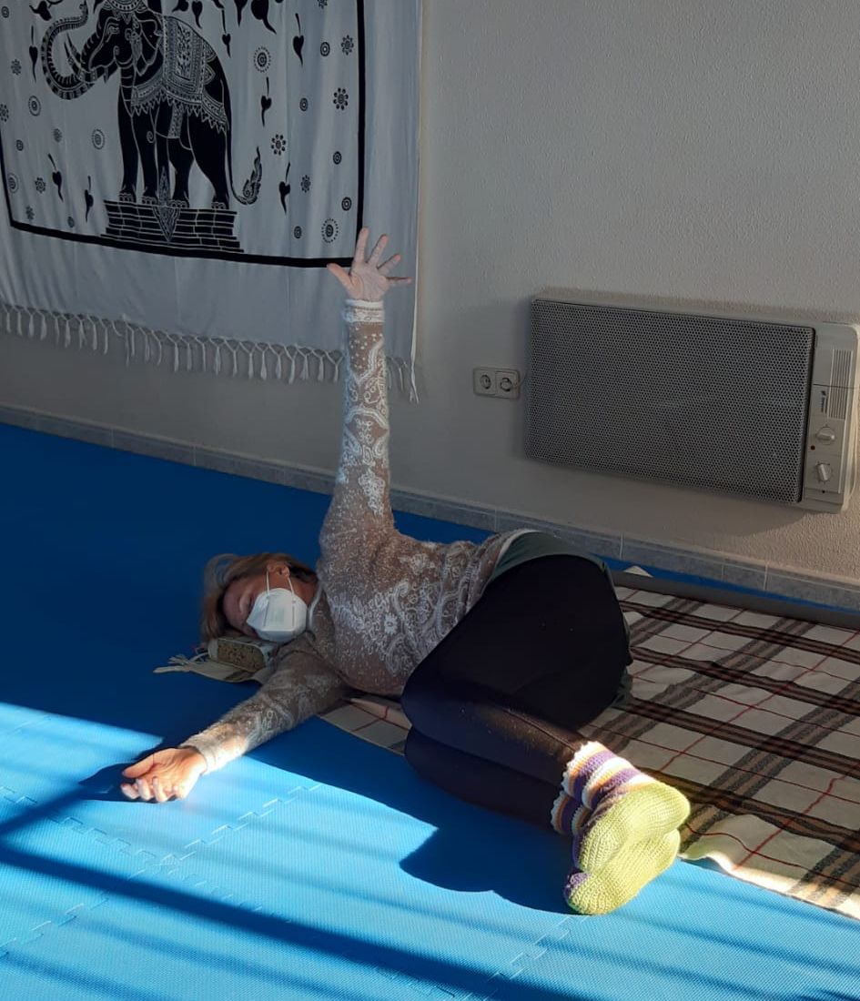 Yoga y Vida persona realizando estiramiento