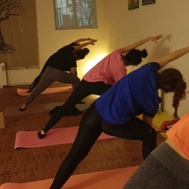 Yoga y Vida personas en curso de yoga